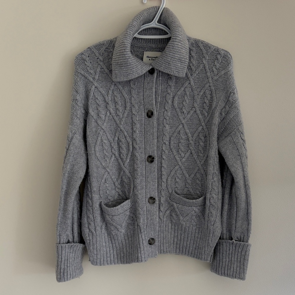 Abercrombie & Fitch Grey Cable Knit Women's Sweater in size small